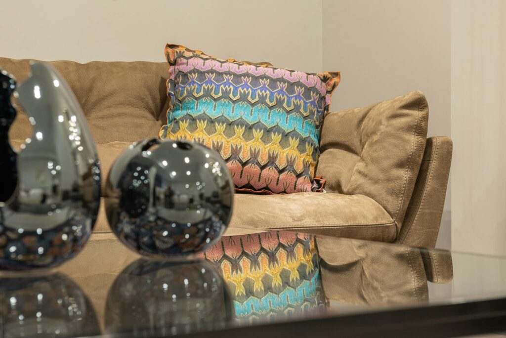 Mousse pour canapé sur mesure : densité, épaisseur et confort 2 Canape confortable avec coussins en mousse sur mesure