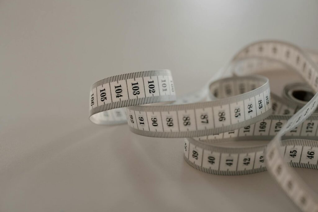 Mousse sur mesure : le guide complet pour choisir, mesurer et commander 2 Prise de mesures pour mousse sur mesure avec metre ruban sur canape