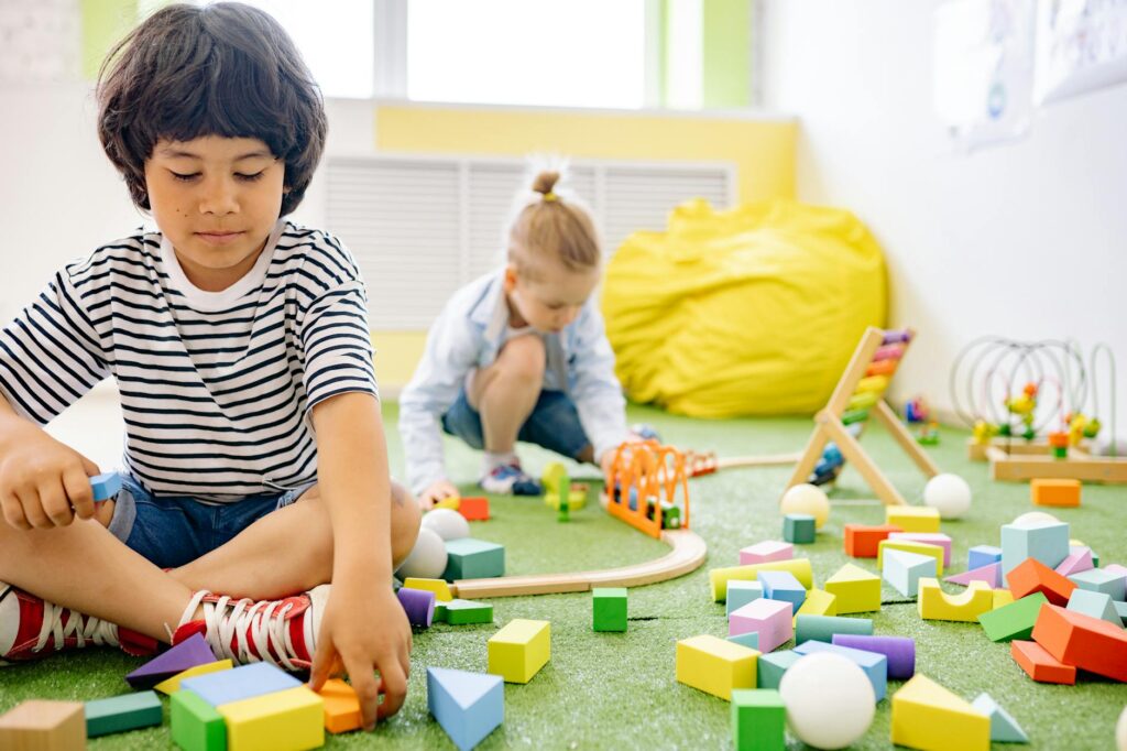 Mousse sur mesure pour aménagement de crèche : tapis de motricité et matelas conformes aux normes petite enfance