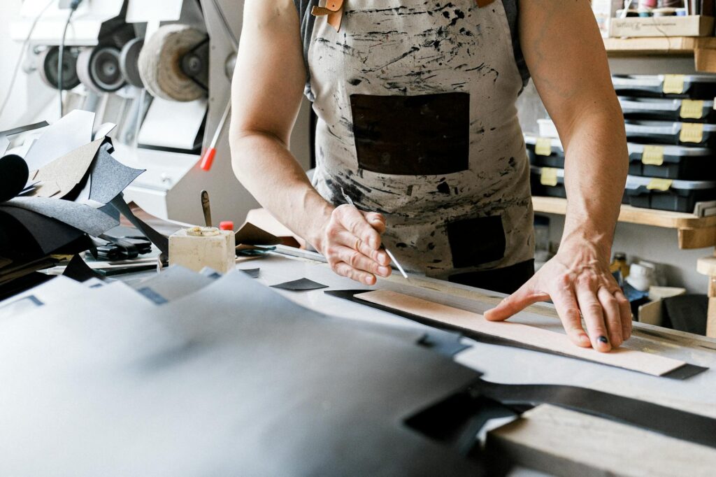 Aménagement de van : les 5 erreurs à éviter pour le couchage 2 Découpe sur mesure d'un matelas pour aménagement de van dans l'atelier Mousse Confort